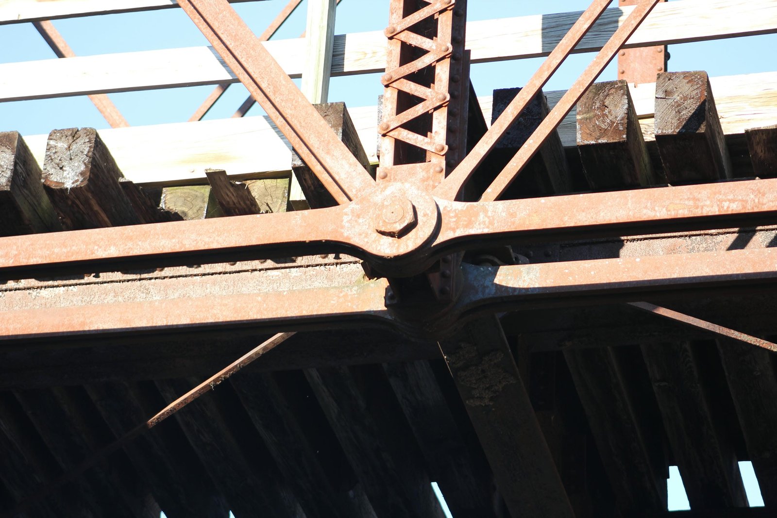 Lower connection